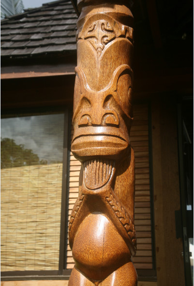 « Kaoha nui » à Nuku Hiva semble dire ce tiki de bois veillant sur l’entrée de l’hôtel.