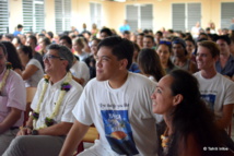 Tapunui a été longuement applaudi par ses camarades jeudi 12 octobre au soir, lors de l'avant-première de Tapea te Paari. Lui qui appréhendait cet exposé de sa vie privée était finalement très ému à la vision du court-métrage. Tapunui a été longuement applaudi par ses camarades jeudi 12 octobre au soir, lors de l'avant-première de Tapea te Paari. Lui qui appréhendait cet exposé de sa vie privée était finalement très ému à la vision du court-métrage.