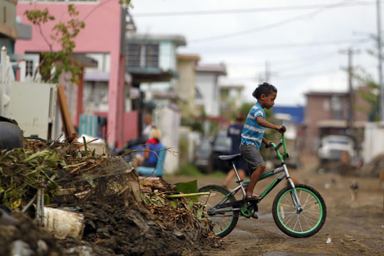 Un mois après l'ouragan, les "oubliés" de Porto Rico peinent à se relever