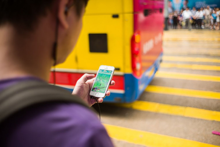 A Honolulu, lire son smartphone ou traverser, il faut choisir A Honolulu, lire son smartphone ou traverser, il faut choisir