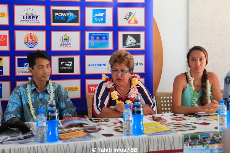 Au centre, Elise Maamaatuaiahutapu Au centre, Elise Maamaatuaiahutapu