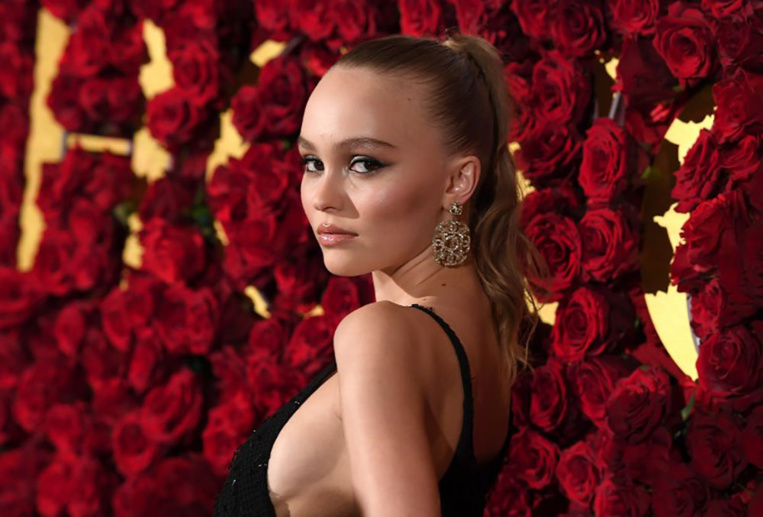Lily-Rose Depp, marraine des illuminations de Noël sur les Champs-Elysées Lily-Rose Depp, marraine des illuminations de Noël sur les Champs-Elysées