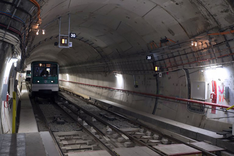 Un jeune homme se tue en montant sur une rame de métro parisien