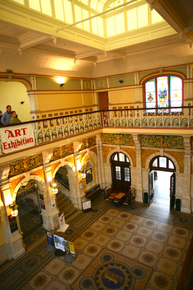 Le hall d'entrée de la gare, qui sert aussi de salle d'exposition à l'étage.