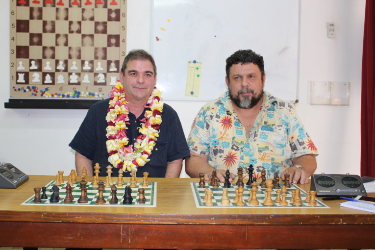 : Emmanuel Bricard, grand maître international français du jeu d'échec et Jean-Pierre Cayrou, responsable du club local du jeu.