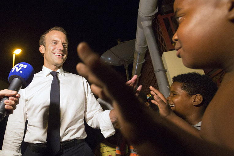 Fin de la visite en Guyane de Macron, prêt à des "aménagements constitutionnels" outre-mer Fin de la visite en Guyane de Macron, prêt à des "aménagements constitutionnels" outre-mer