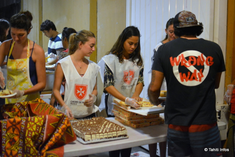 Des étudiants préparent le repas des sans-abris de Papeete