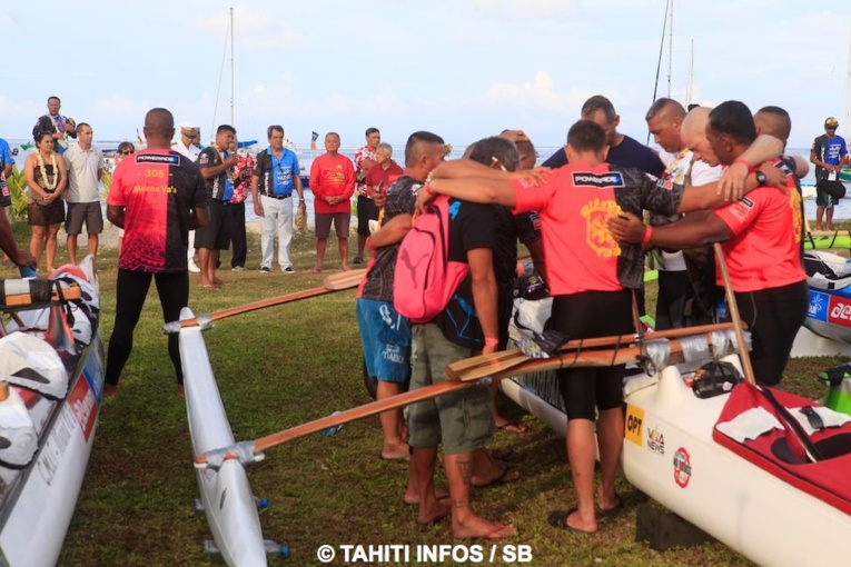 La prière en présence du Président Fritch et du Tavana de Huahine La prière en présence du Président Fritch et du Tavana de Huahine