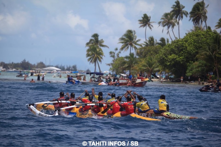 Edt Va'a et Shell Va'a au coude à coude après l'entrée de passe à Raiatea Edt Va'a et Shell Va'a au coude à coude après l'entrée de passe à Raiatea