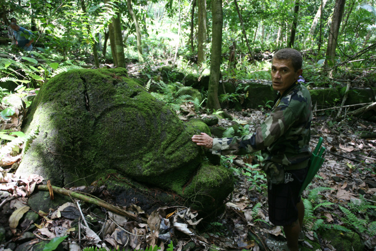 William, notre guide, donne l’échelle, face à ce visage sculpté dans la lave. William, notre guide, donne l’échelle, face à ce visage sculpté dans la lave.
