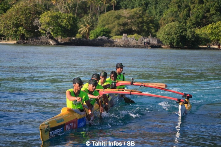 Un demi tour devant le Marae Taputapuatea classé par l'Unesco Un demi tour devant le Marae Taputapuatea classé par l'Unesco