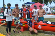 L'équipe Ocean Va'a Japan, avec sa pirogue L'équipe Ocean Va'a Japan, avec sa pirogue