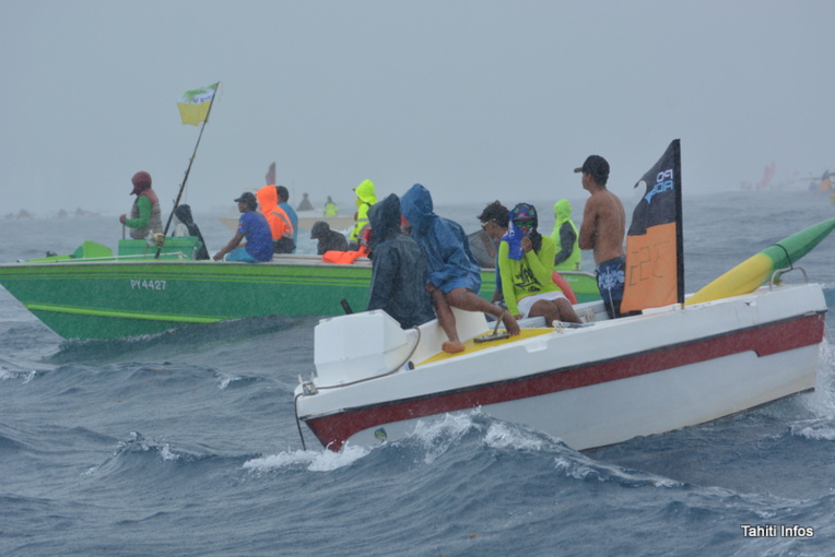 Une grosse averse au départ de Taha'a a surpris tout le monde Une grosse averse au départ de Taha'a a surpris tout le monde