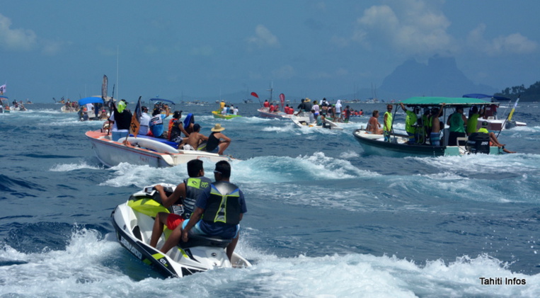 Les pirogues se font la course, tout comme l'armada de bateaux qui les entoure dans le lagon entre Raiatea et Taha'a.
