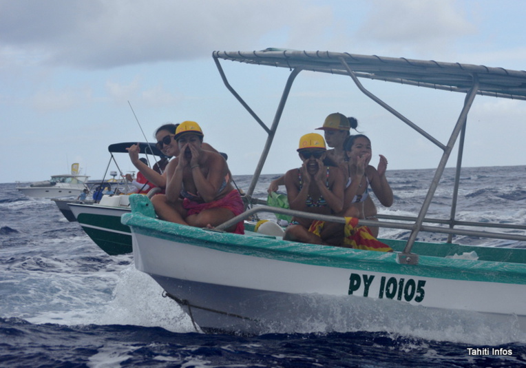 Les femmes (et fans) des rameurs de Shell Va'a ont crié pendant 44 kilomètres pour encourager l'équipe entre Huahine et Raiatea. Les femmes (et fans) des rameurs de Shell Va'a ont crié pendant 44 kilomètres pour encourager l'équipe entre Huahine et Raiatea.