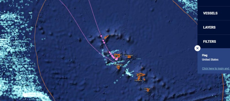 Ici, nous voyons un bateau américain qui a fait escale aux Marquises en aout. Il semble avoir laissé illégalement trainer ses lignes un jour ou deux en repartant de Taiohae… Ici, nous voyons un bateau américain qui a fait escale aux Marquises en aout. Il semble avoir laissé illégalement trainer ses lignes un jour ou deux en repartant de Taiohae…