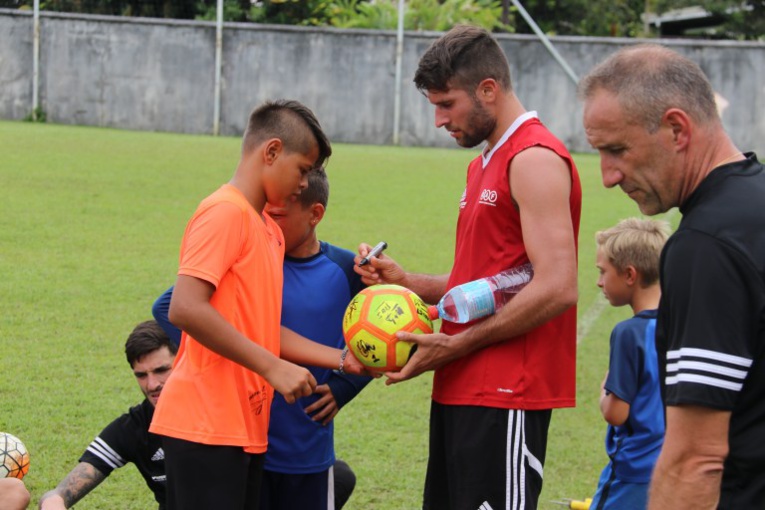 Les joueurs du RAF se sont rendus disponibles pour les jeunes de l’école de foot de l’AS Vénus ©/K/FTF Les joueurs du RAF se sont rendus disponibles pour les jeunes de l’école de foot de l’AS Vénus ©/K/FTF