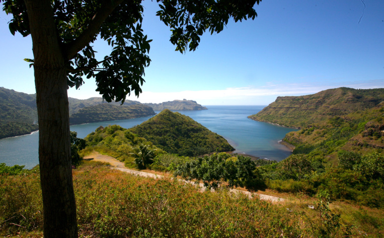 Une vue partielle de la baie du Contrôleur au fond de laquelle se trouve Taipivai, bien abritée. Une vue partielle de la baie du Contrôleur au fond de laquelle se trouve Taipivai, bien abritée.