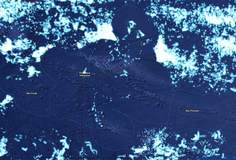 On constate sur cette carte que la ZEE qui entoure la Polynésie est vraiment protégée, alors qu’une grande quantité de bateaux étrangers s’amassent tout autour. Cela montre l’efficacité du dispositif.