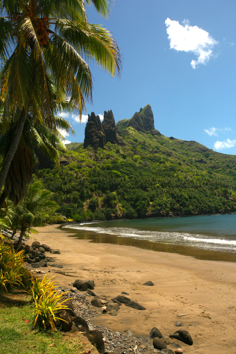 La plage de Hatiheu dominée par les pics Te Heu La plage de Hatiheu dominée par les pics Te Heu