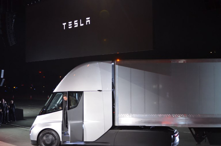 Tesla dévoile son semi-remorque électrique aux lignes futuristes Tesla dévoile son semi-remorque électrique aux lignes futuristes