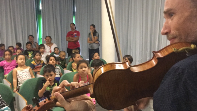 Les enfants ont découvert l'univers merveilleux de la musique.