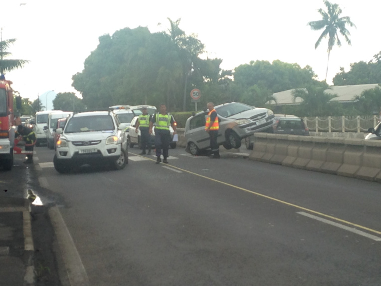 un accident de la route crée des embouteillages à Arue un accident de la route crée des embouteillages à Arue