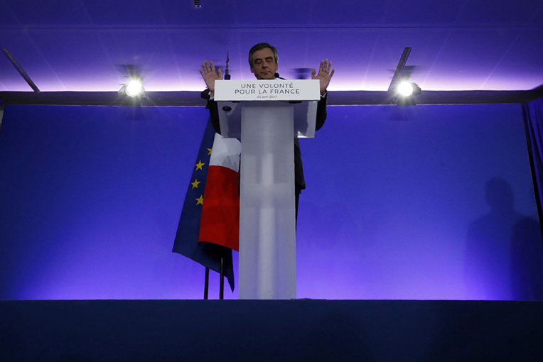 Devant ses militants, François Fillon "se retire sans chercher d'excuses"