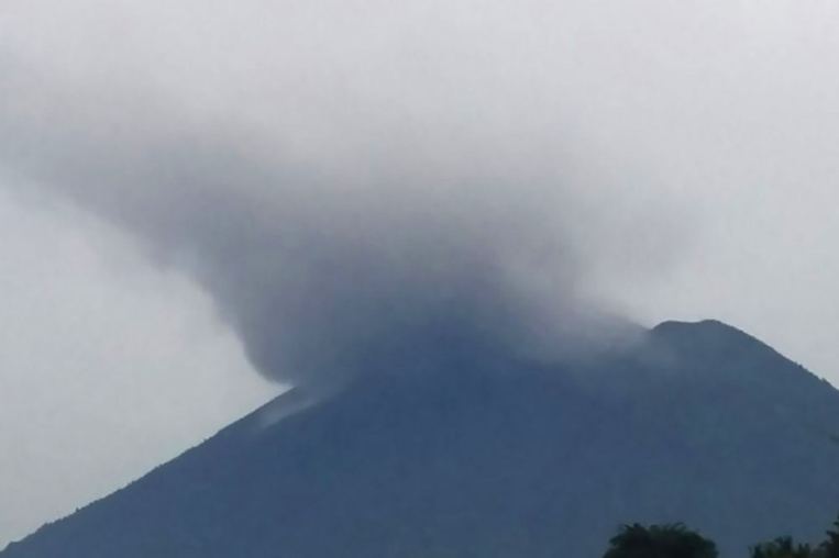 Indonésie: le mont Agung se remet à gronder