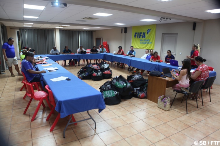 Les responsable des équipes se sont fait remettre du matériel par la FTF Les responsable des équipes se sont fait remettre du matériel par la FTF