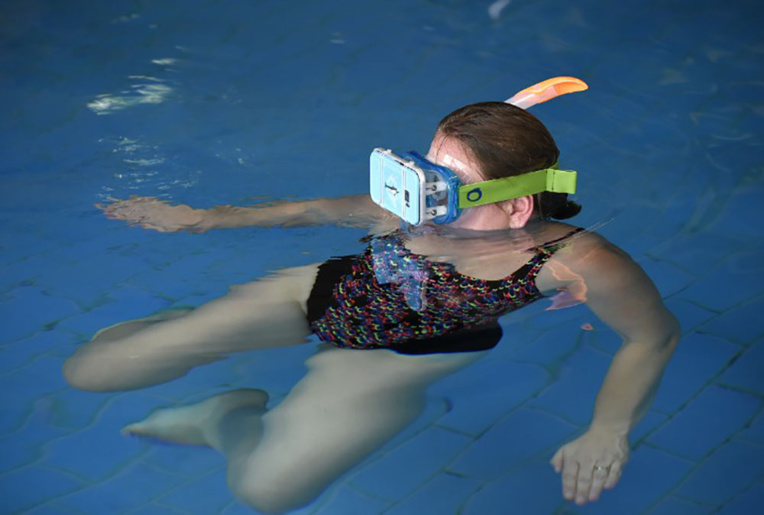 Nager avec des dauphins virtuels, une thérapie bien réelle Nager avec des dauphins virtuels, une thérapie bien réelle