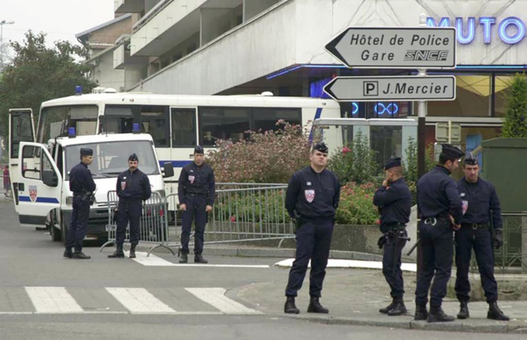 Haute-Savoie: un policier tire sur une voiture qui fonçait sur des collègues, un mort Haute-Savoie: un policier tire sur une voiture qui fonçait sur des collègues, un mort