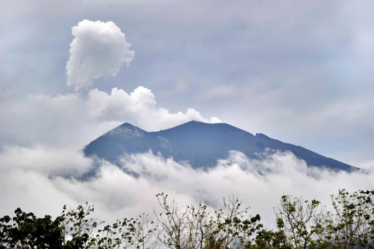 Craintes d'éruption d'un volcan à Bali: des milliers d'habitants fuient Craintes d'éruption d'un volcan à Bali: des milliers d'habitants fuient
