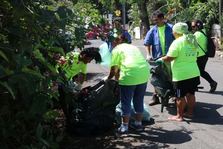 Une soixantaine de bénévoles ont participé à la 1ère édition de "A poihere ia Papeete". Une soixantaine de bénévoles ont participé à la 1ère édition de "A poihere ia Papeete".