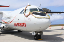 Le nouvel ATR avec sa couronne sur le tarmac de Rurutu. Le nouvel ATR avec sa couronne sur le tarmac de Rurutu.