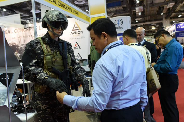 Des "équipements de torture illégaux" vendus au salon Milipol, selon Amnesty Des "équipements de torture illégaux" vendus au salon Milipol, selon Amnesty