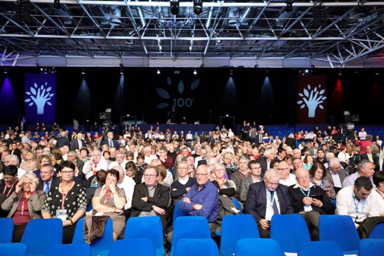 Macron hué et sifflé par une partie des maires à son arrivée au Congrès Macron hué et sifflé par une partie des maires à son arrivée au Congrès