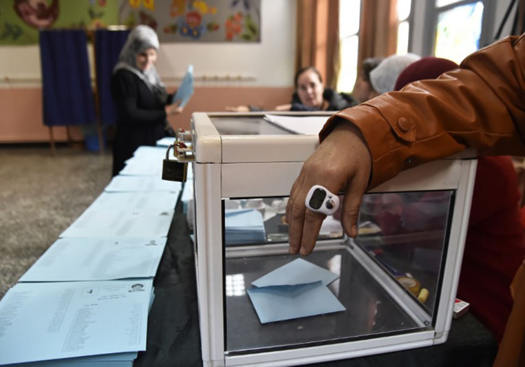 Les Algériens votent aux élections locales dans un climat morose