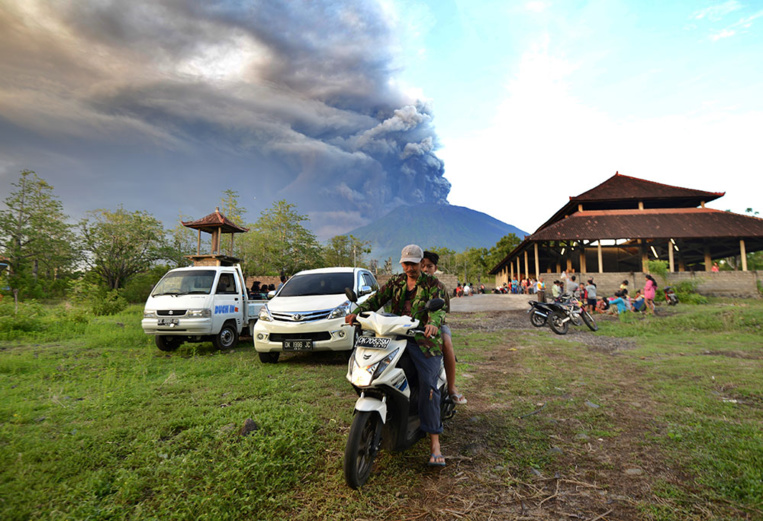Bali: des milliers d'habitants fuient la menace du volcan Agung Bali: des milliers d'habitants fuient la menace du volcan Agung