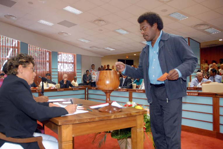 Entre la France ou l'indépendance, une ligne de crête se dessine en N-Calédonie