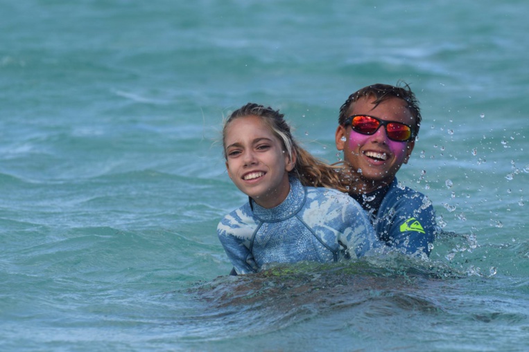 Avec sa sœur Aelan, également championne de surf