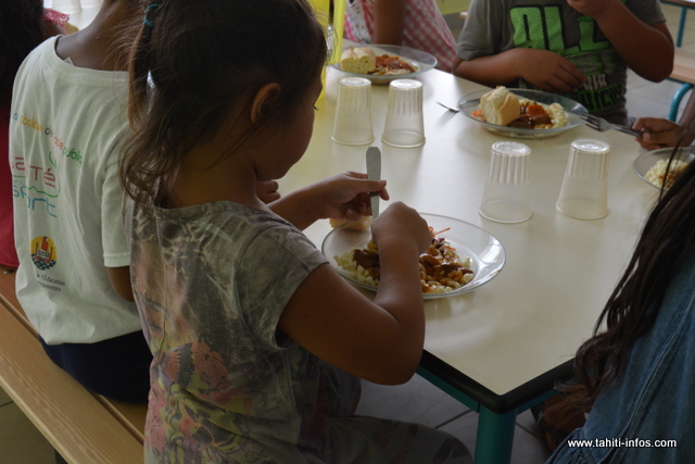 Les repas des écoles de Papeete sont préparés, depuis lundi, par les cuisines centrales des communes avoisinantes. Ici, dans une école de Titioro, on retrouve au menu, du bœuf bourguignon préparé par la cuisine centrale de Faa'a.