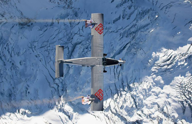 A 3.000 m d'altitude, les Soul Flyers prennent un avion en vol A 3.000 m d'altitude, les Soul Flyers prennent un avion en vol