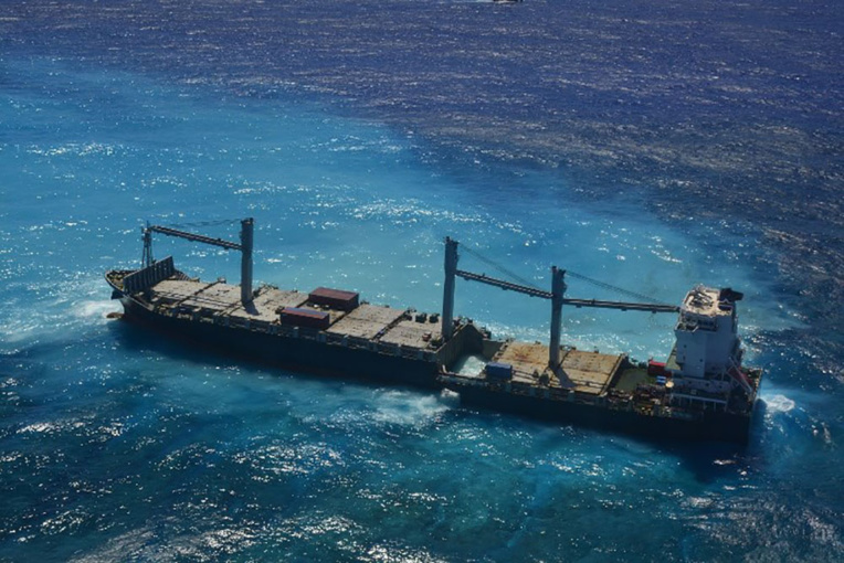Un porte-conteneurs échoué "sans doute" à l'origine des pollutions aux hydrocarbures en N-Calédonie