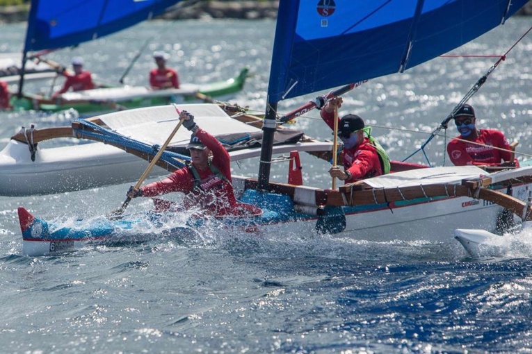 Teilla évolue au poste de barreur sur la pirogue Holopuni Tahiti © Holopuni va'a / Wim Lippens Teilla évolue au poste de barreur sur la pirogue Holopuni Tahiti © Holopuni va'a / Wim Lippens