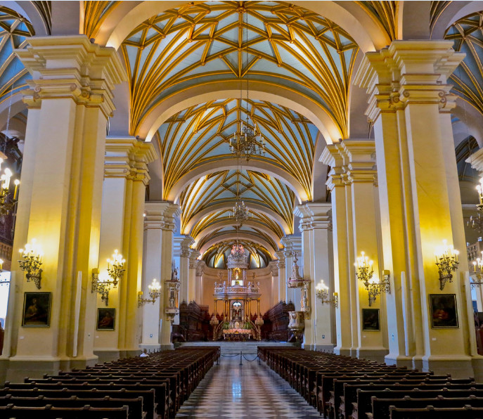 Au cœur de la cathédrale de Lima, là même où les deux premiers Polynésiens de l’histoire furent baptisés. Ils reçurent leur confirmation le même jour, mais renièrent leur foi une fois rentrés à Tahiti.