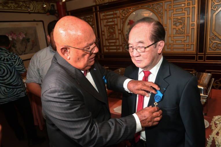Paul Yeou Chichong élevé au grade d’officier de l’ONM par Alban Ellacott.