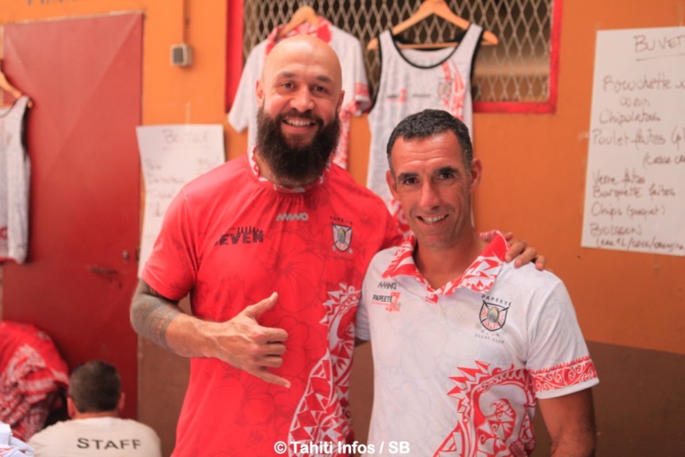 Derek J Forbes s'est montré disponible, ici avec Bruce Andrieux Derek J Forbes s'est montré disponible, ici avec Bruce Andrieux