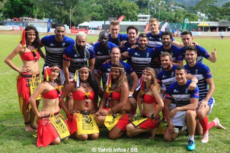 Les Bleus Seven's avec les danseuses marquisiennes Les Bleus Seven's avec les danseuses marquisiennes