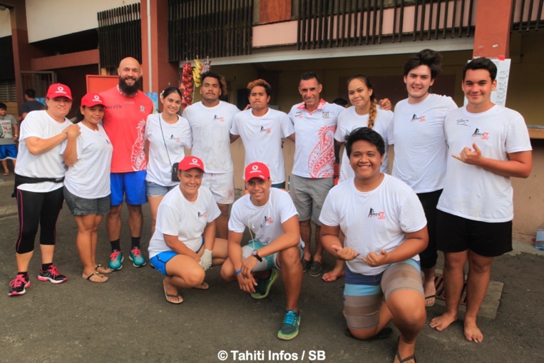 DJ Forbes avec les bénévoles du RC Papeete DJ Forbes avec les bénévoles du RC Papeete